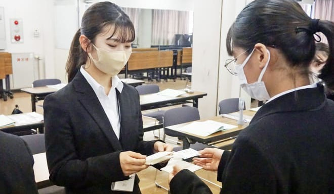 授業女子学生名刺交換