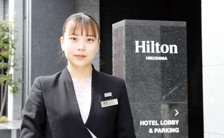 ホテルスタッフ女性