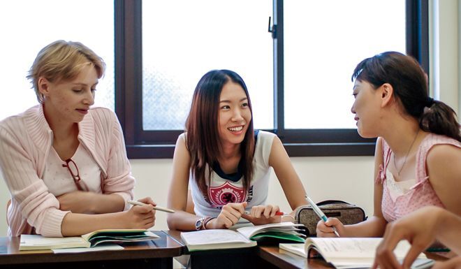 授業女子学生名刺交換