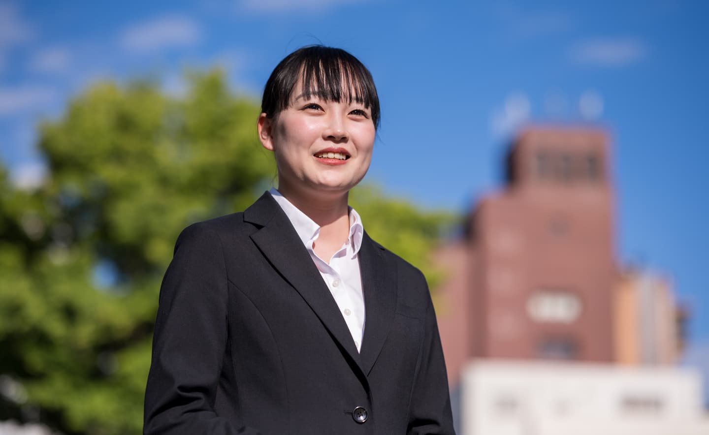 卒業生女性